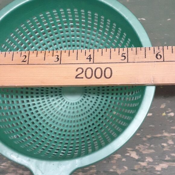 4 pc bundle; Covered fruit/veggie tray, cutting board, & set of 2 strainers - Picture 11 of 12